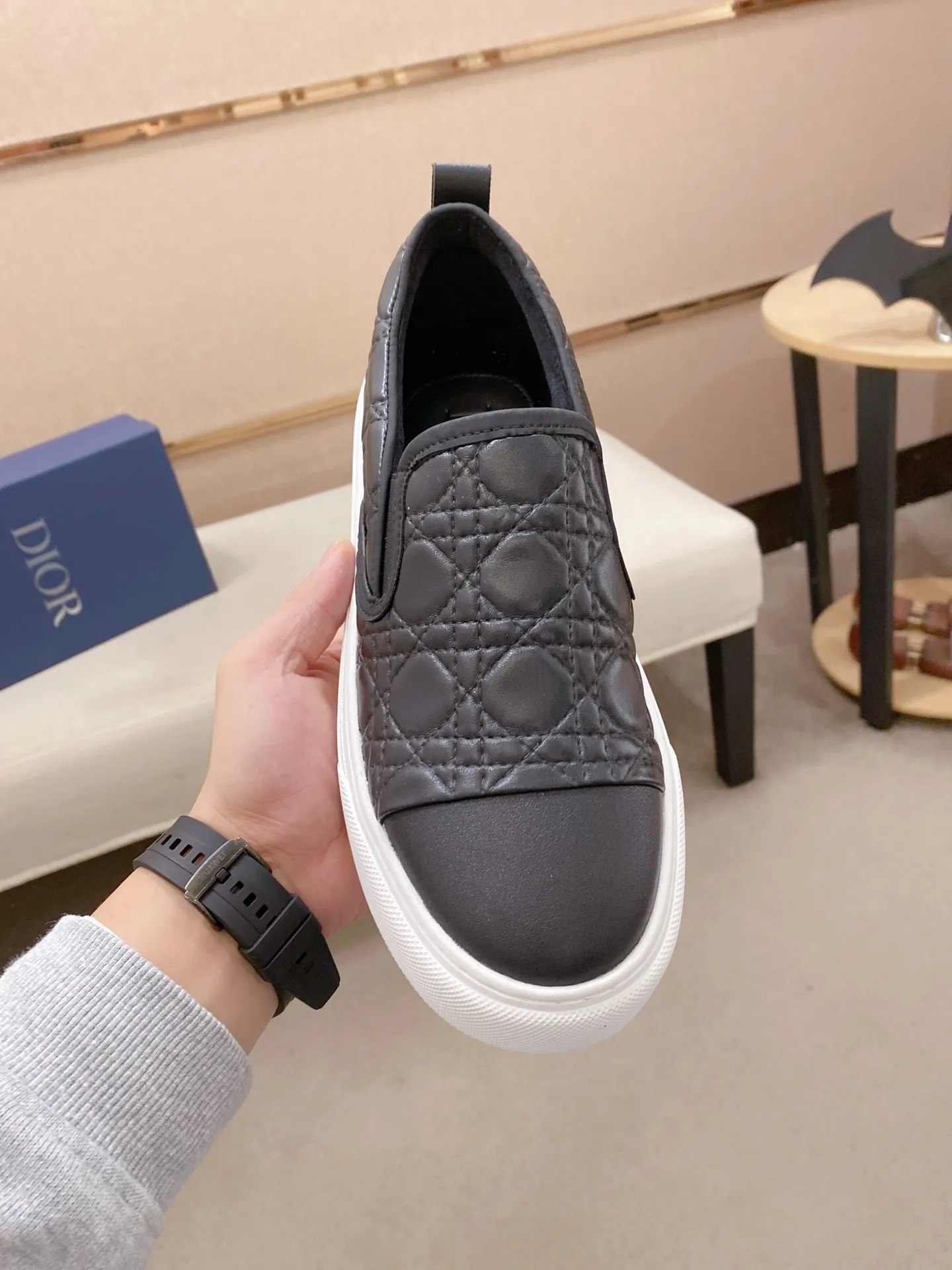 Factory price: 380💰 (leather lining * velvet lining optional) [Dior·Dio*] new casual sports style men's shoes, brand new design, perfect workmanship, slip-on lazy style to create cabinet quality, upper: imported first-layer cowhide, sheepskin lining is soft and comfortable, ultra-light rubber wear-resistant outsole, simple, versatile men's shoes, size: 39-44. Can be customized.45.46.47